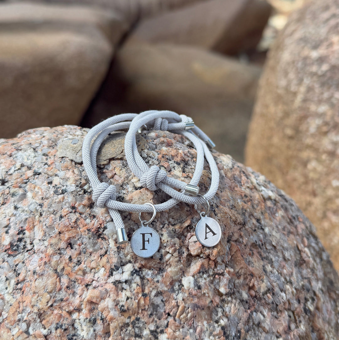 Magnetarmbänder mit Buchstabe