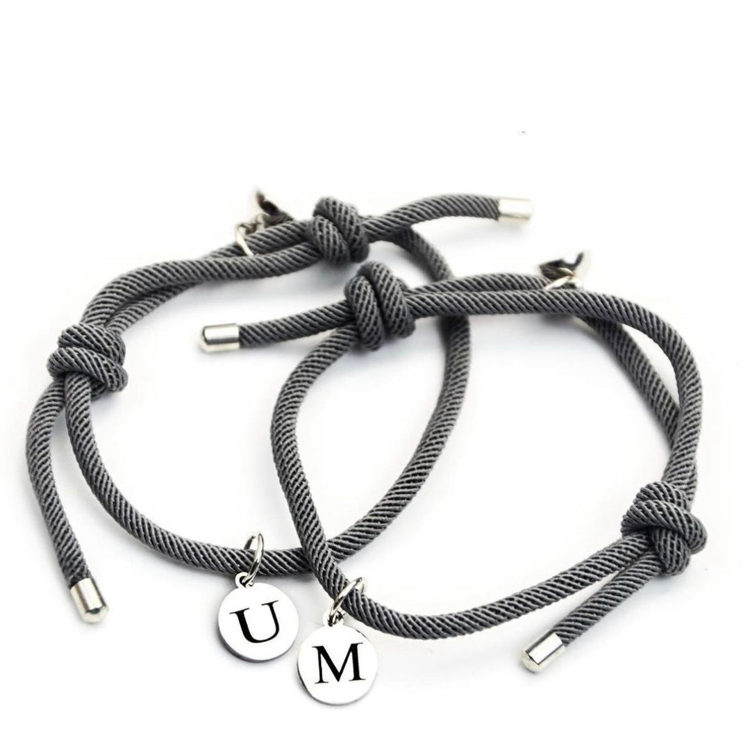 Magnetarmbänder mit Buchstabe