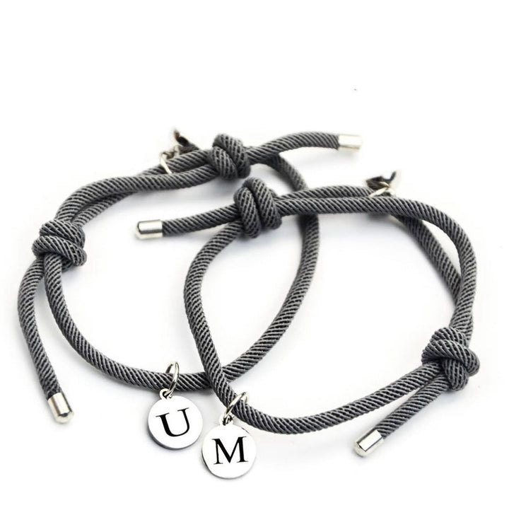 Magnetarmbänder mit Buchstabe